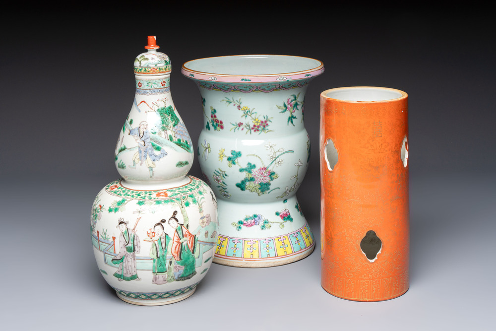 A Chinese famille rose spittoon, a famille verte covered double-gourd vase and a gilt-decorated coral-red-ground hat stand, Daoguang mark, 19th C.