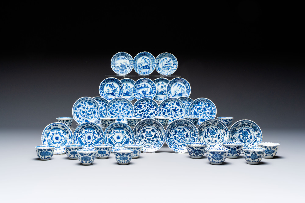 17 Chinese blue and white cups and 22 saucers, Kangxi/Yongzheng