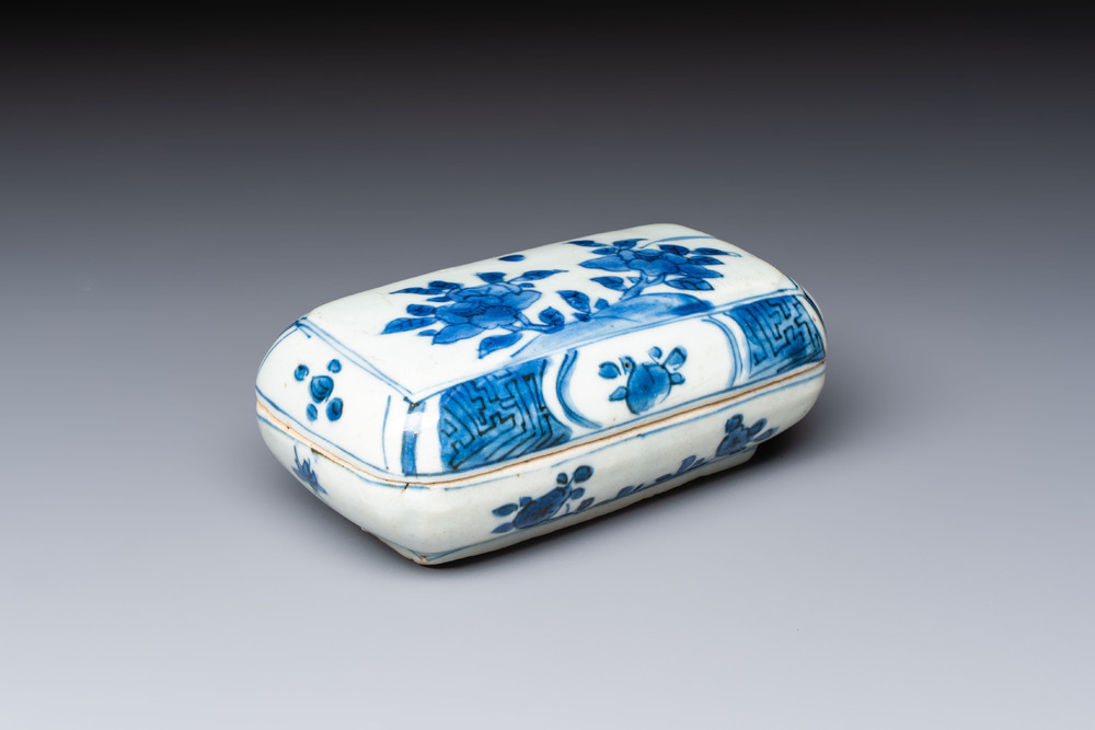 A Chinese blue and white betel nut box and cover with floral design, Wanli