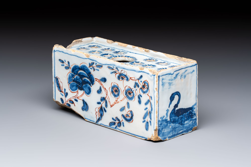 A blue, white and iron-red decorated English Delftware flower brick vase, 18th C.