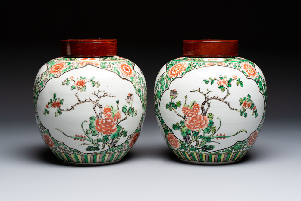 A pair of Chinese famille verte 'Floral' jars with wooden covers, 19th C.