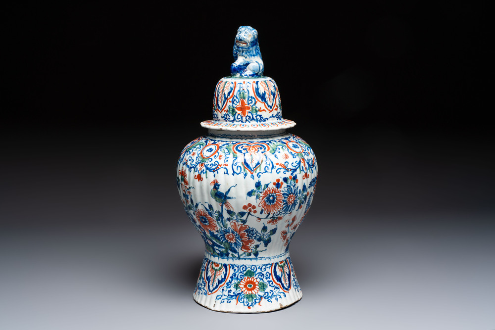 A large ribbed Dutch Delft cashmere palette vase, 18th C.