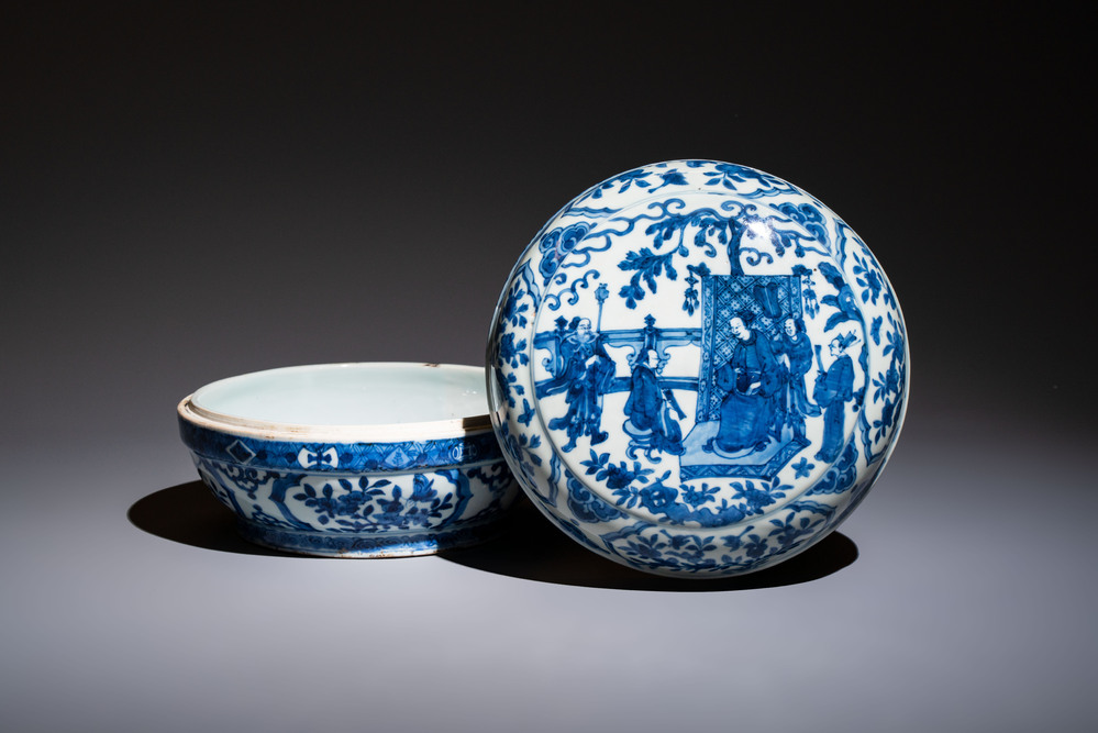 A circular Chinese blue and white box and cover, Wanli mark and of the period