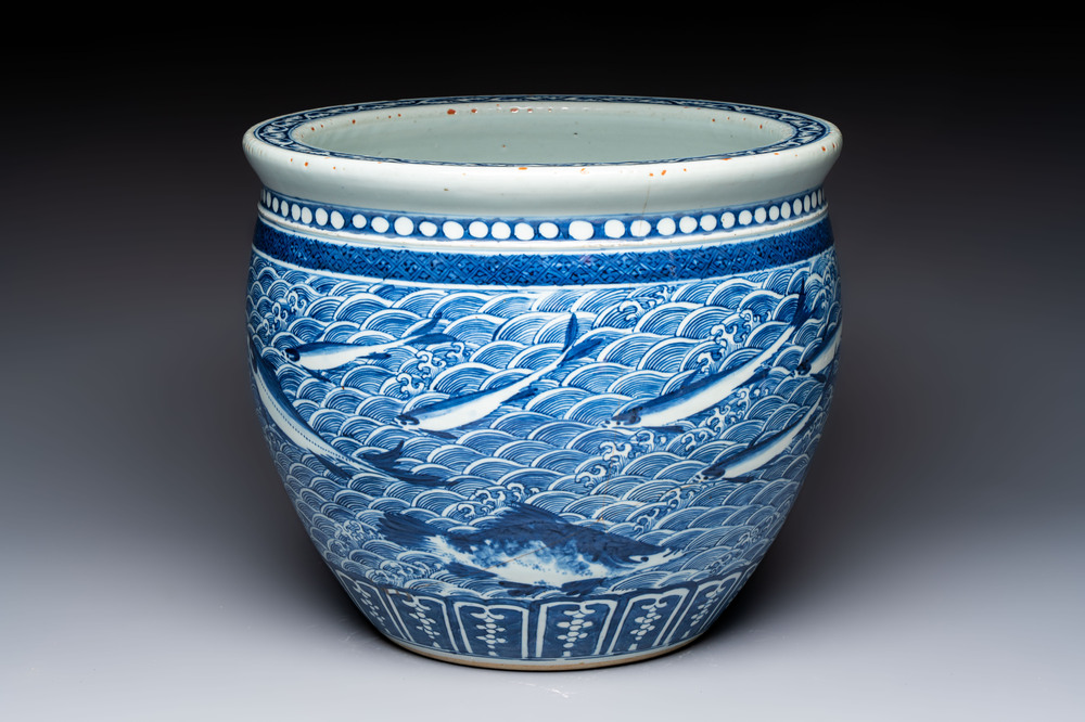 A Chinese blue and white 'Fish' scroll pot, 19th C.