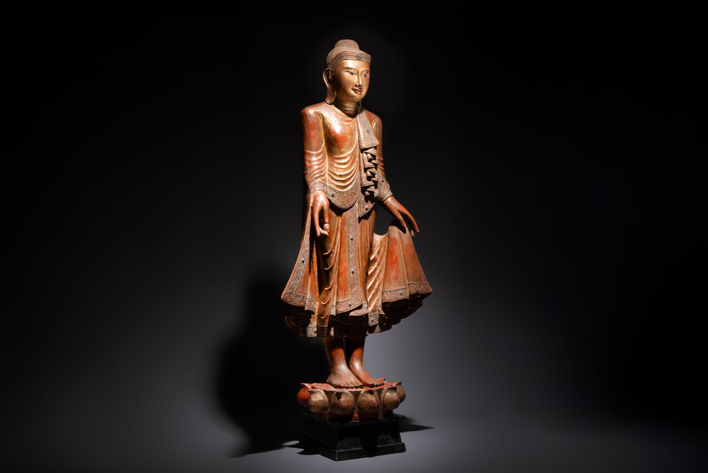 A very large Burmese mica-inlaid gilt-lacquered wooden Mandaly Buddha, 20th C.