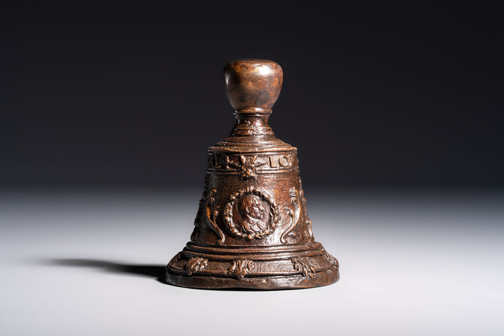 A cast bronze table bell, inscribed 'Lof God van Al', The Netherlands, 17/18th C.