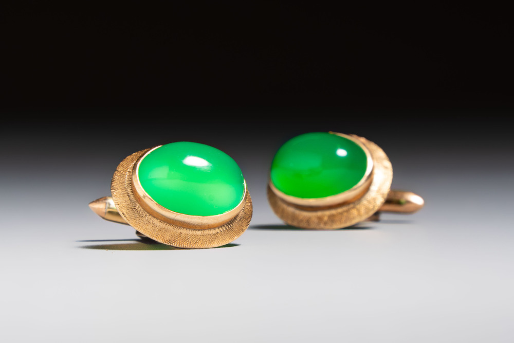 A pair of 18kt yellow gold cufflinks with green cabochon stones, 20th C.