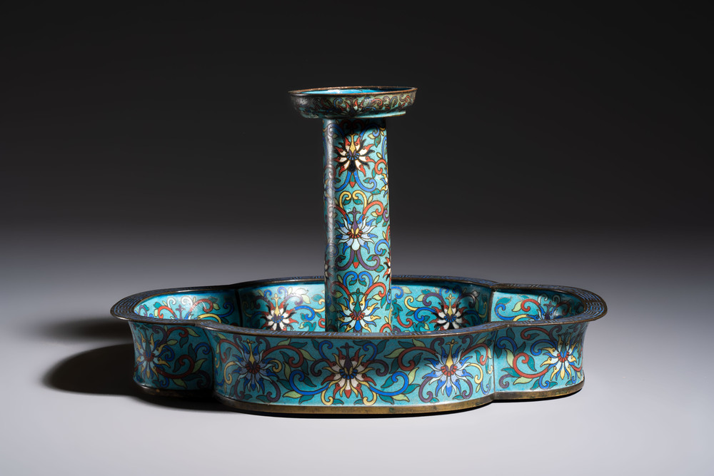 A Chinese cloisonn&eacute; candleholder with quatrefoil base, 19/20th C.