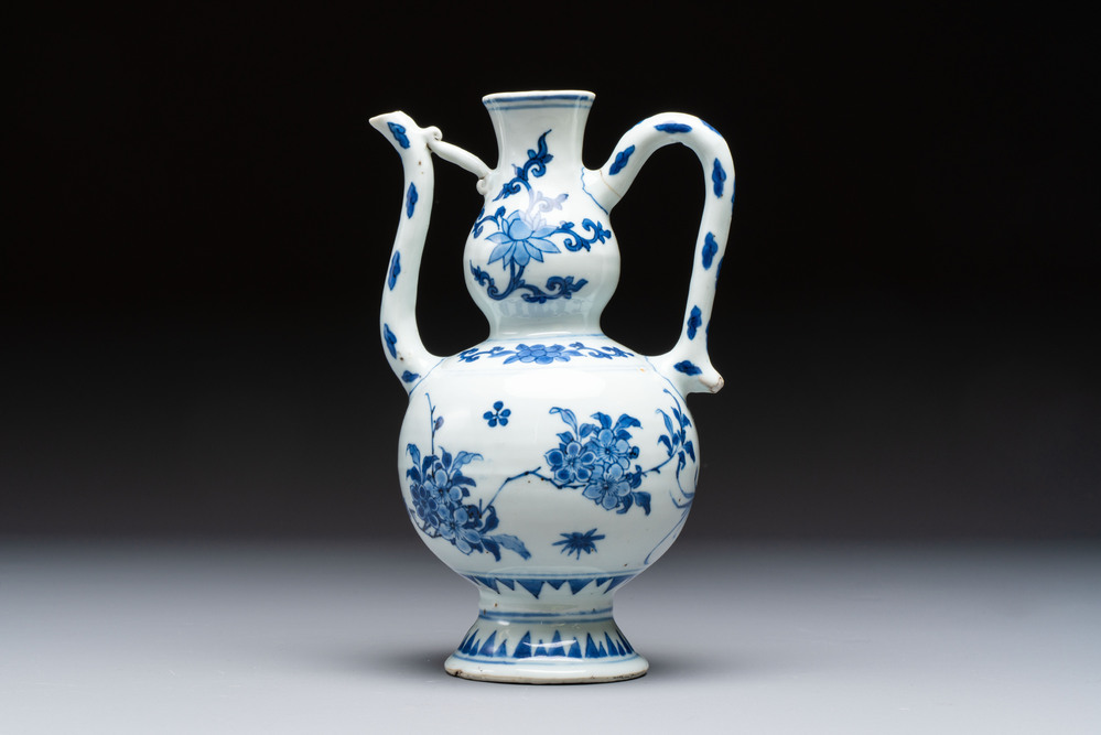 A Chinese blue and white 'Floral' ewer, Transitional period
