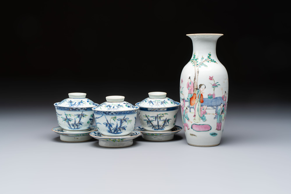 Three Chinese enamelled blue and white covered bowls on stands and a famille rose vase, Kangxi and Tongzhi mark, 19/20th C.