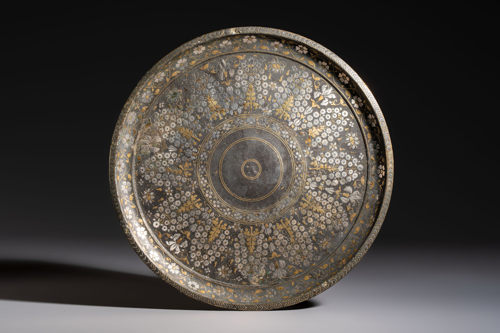 A fine Mughal silver- and brass-inlaid metal alloy Bidri tray, Bidar, Deccan, India, 17th C.