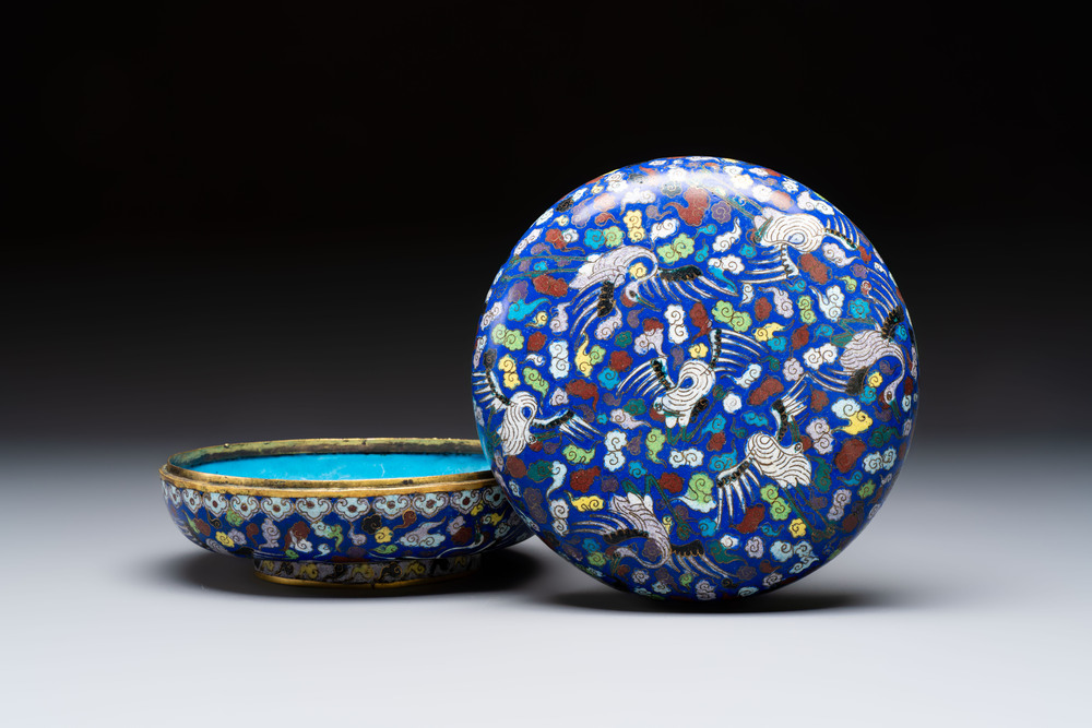 A Chinese cloisonn&eacute; 'Cranes' box and cover, 19th C.
