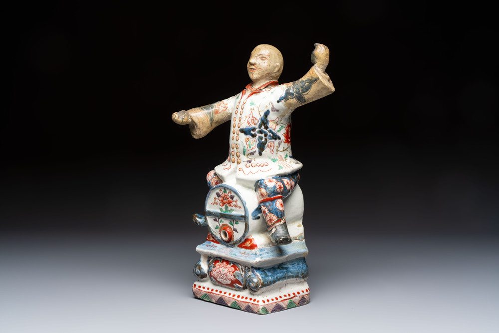 A rare Japanese Imari figural table fountain or spirit keg, Edo, late 17/early 18th C.