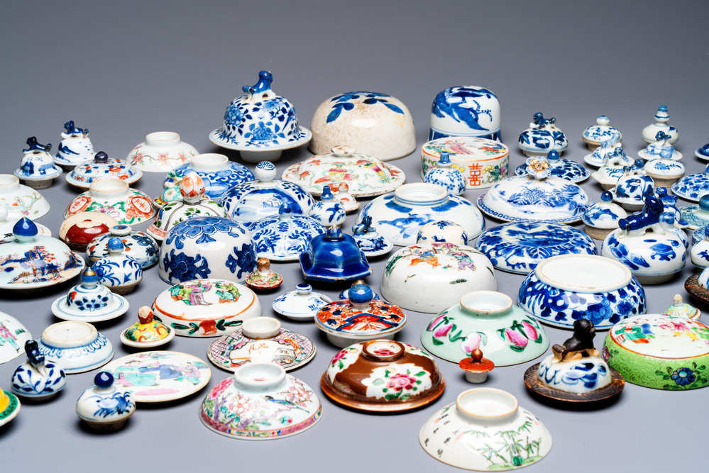 A large collection of 152 pieces, mainly Chinese porcelain covers, Kangxi and later