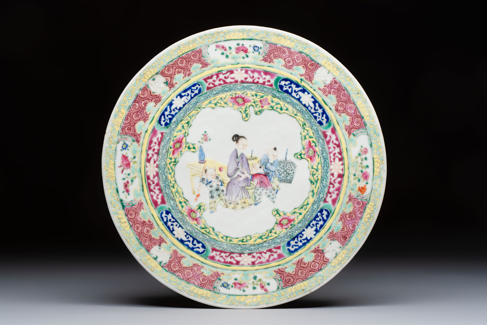 A Chinese famille rose circular plaque with figural design, 18/19th C.