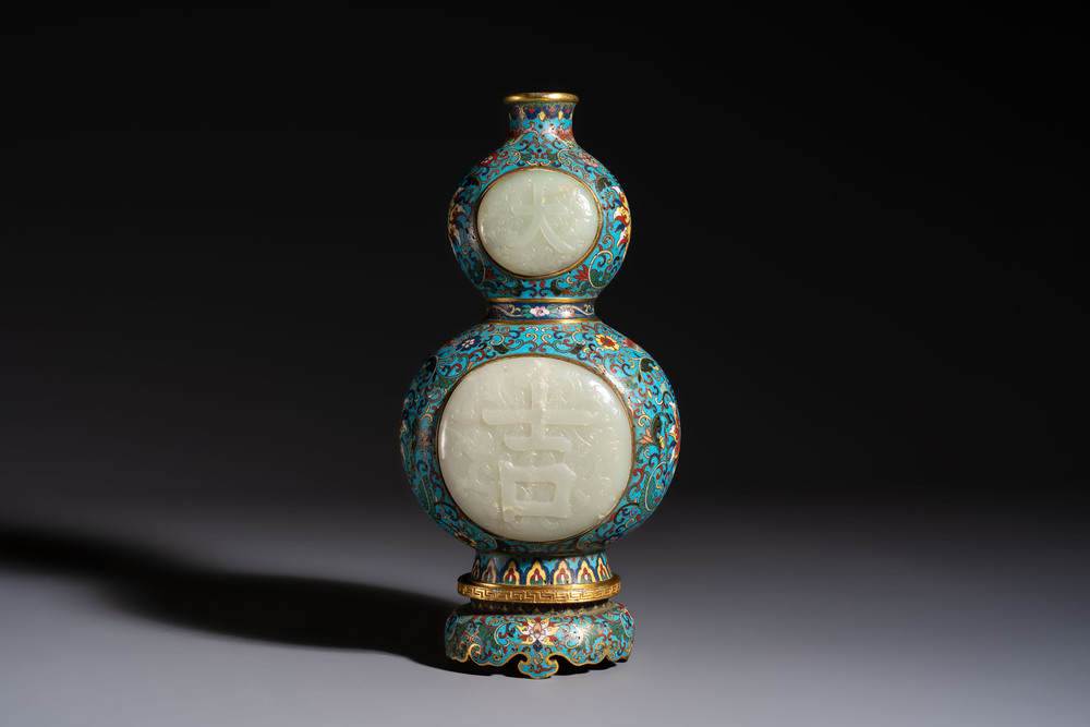 A Chinese cloisonn&eacute; and jade 'Da Ji 大吉 and Tian Xi 天喜' double-gourd vase and stand , 19/20th C.