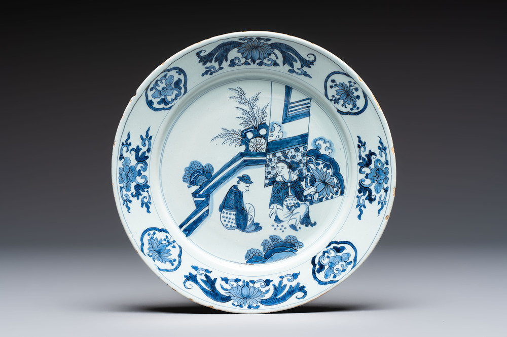 A fine blue and white Dutch Delft chinoiserie dish in the Transitional style, 17th C.
