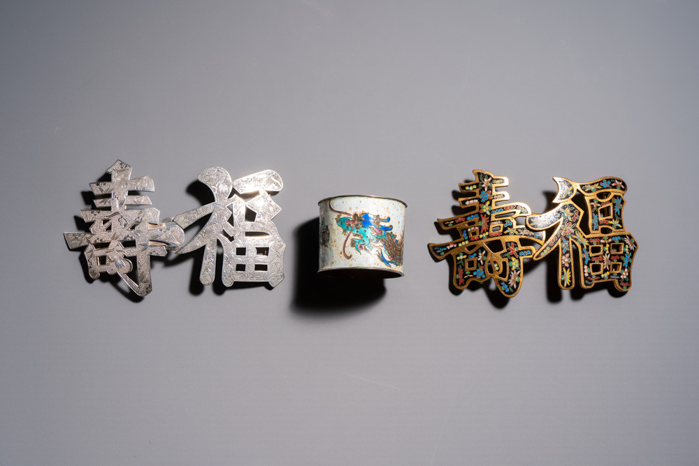 A Chinese enamelled silver 'Dragon' napkin ring, a pair of silver buckles and a pair of cloisonn&eacute; buckles, 19/20th C.