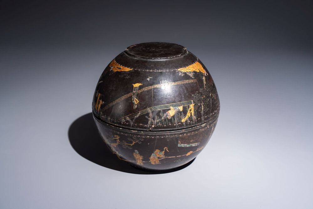 An unusual Chinese laque burgaut&eacute; 'Double Bowl' box depicting scenes from Xi Xiang Ji, Kangxi