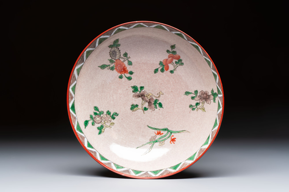 An unusual Chinese famille verte copper-red-ground shallow bowl with floral design, 19th C.