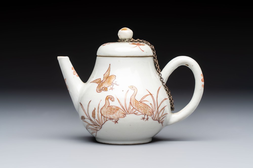A Chinese gilt-decorated iron-red 'Fei Ming Su Shi 飛鳴宿食' teapot and cover, Qianlong