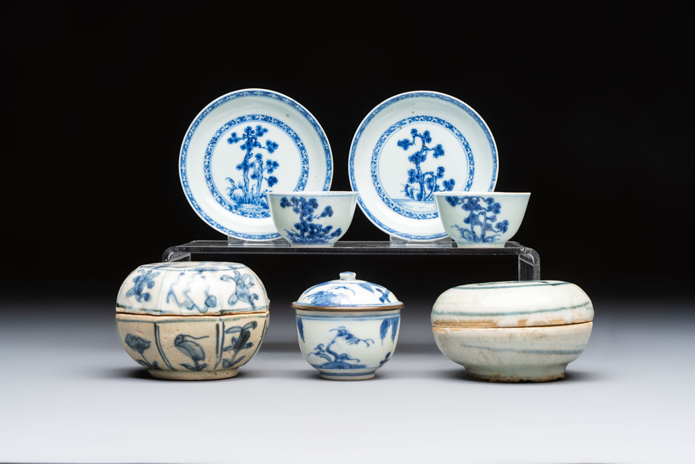 A varied collection of seven Chinese and Japanese blue and white wares, 16/18th C.