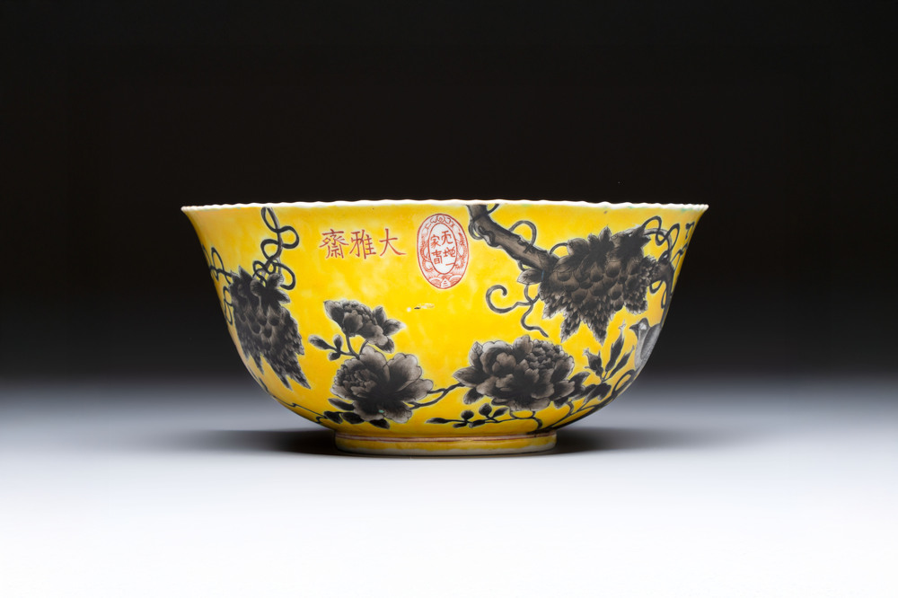 A Chinese grisaille yellow-ground 'Da Ya Zhai 大雅齋' bowl, Yong Qing Chang Chun 永慶長春 mark, 19th C.