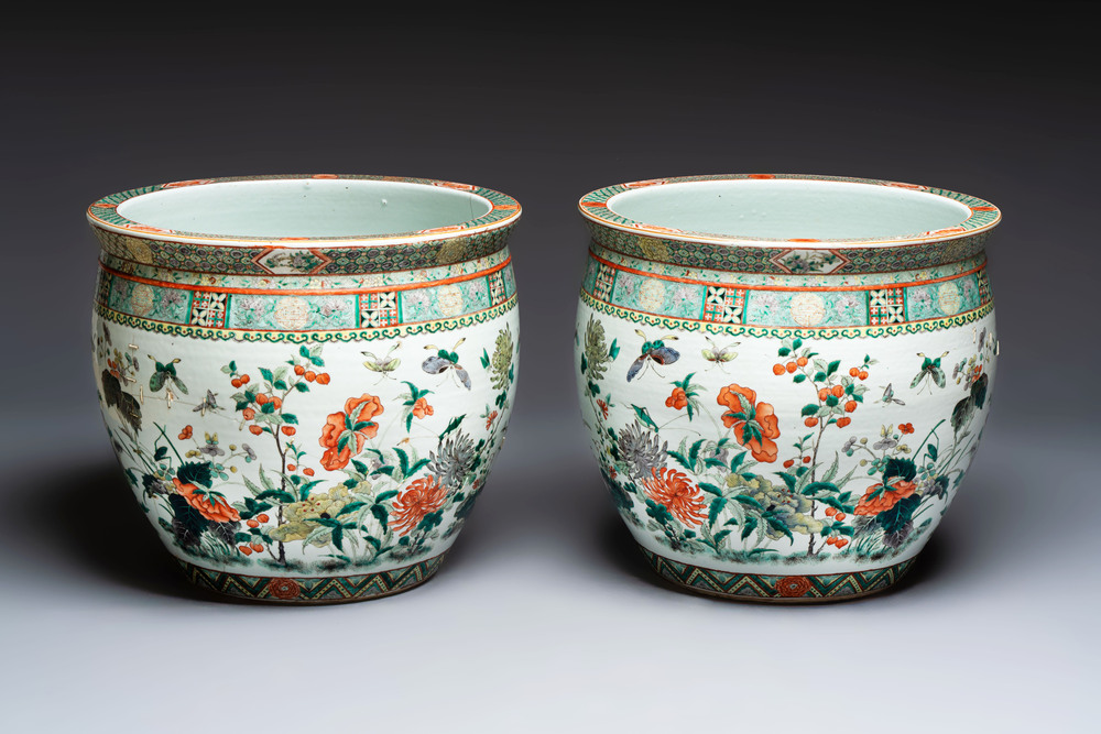 A pair of Chinese famille verte 'Flowers and Butterflies' fishbowls, 19th C.