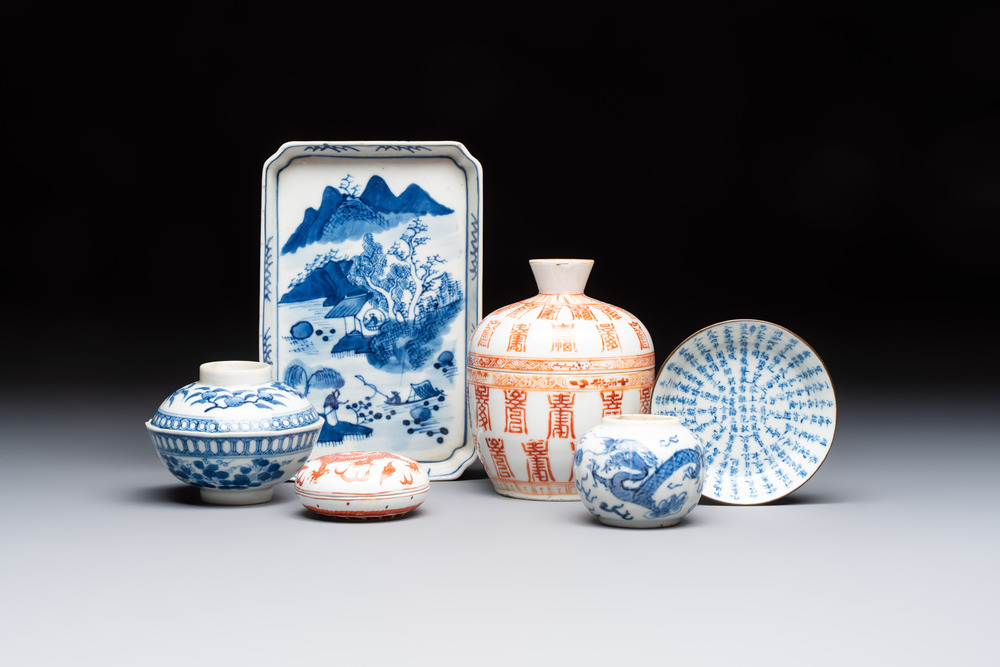 Four Chinese blue and white wares, and two iron-red-decorated wares, 19/20th C.