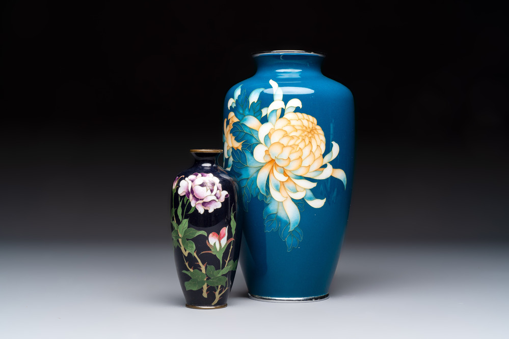 Two Japanese cloisonn&eacute; vases with floral design, leaf mark and Tamura 田村 mark, Meiji/Shōwa, 19/20th C.