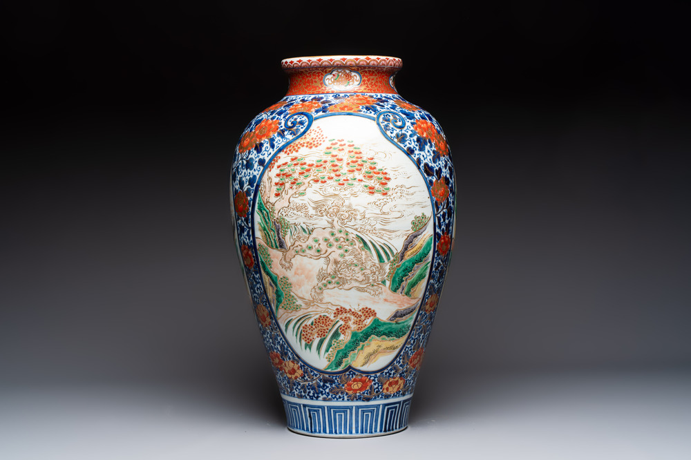 A large Japanese Imari 'Shishi Lions' vase, Kutani Taniguchi 九谷 谷口 mark, Meiji, 19th C.