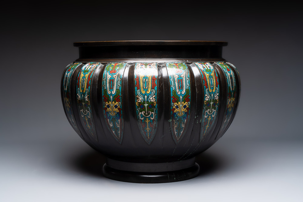 A large Japanese champlev&eacute; enamel bronze jardini&egrave;re, Meiji, 19th C.