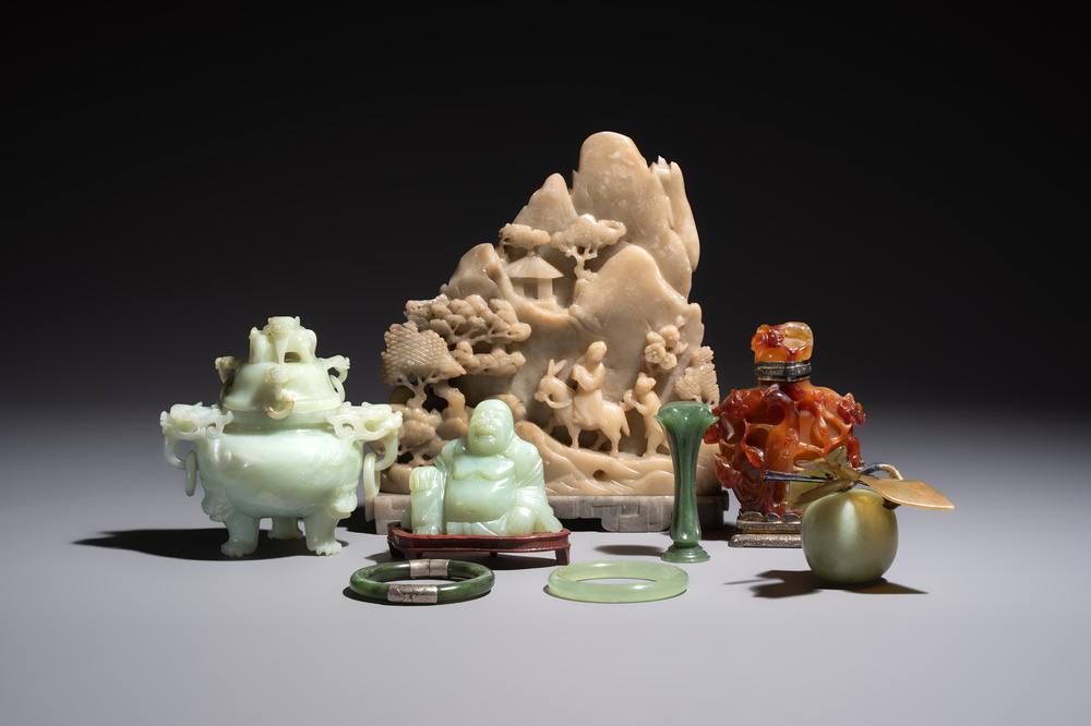 Six Chinese stone carvings and two jade bangles, 19/20th C.