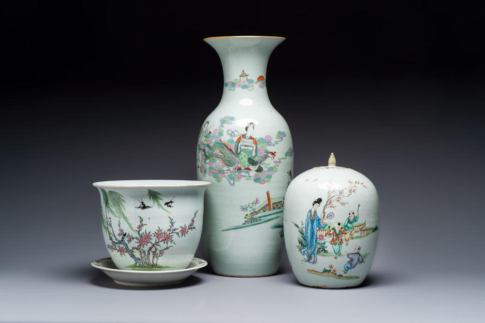 A Chinese famille rose vase, a covered jar and a jardiniere with stand, 19/20th C.