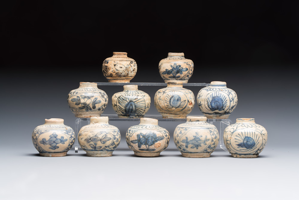 11 Chinese Swatow blue and white jarlets, Ming