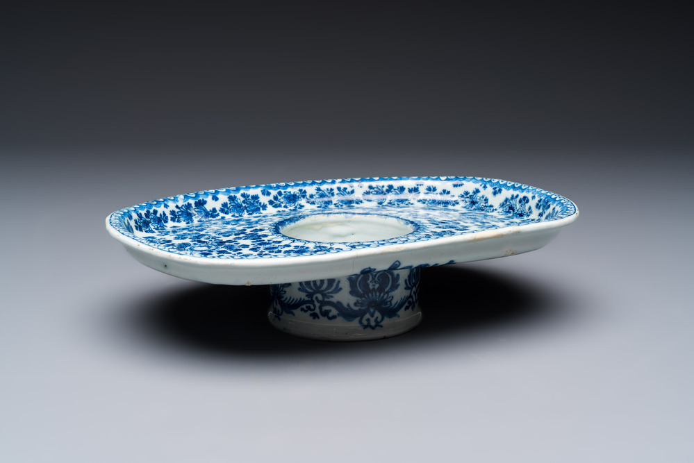 A blue and white Dutch Delft 'trembleuse' or cup stand, ca. 1700