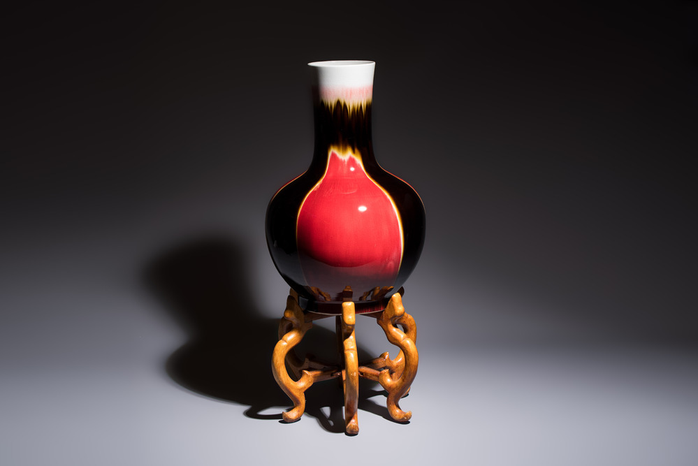 A Chinese flamb&eacute;-glazed tianqiu ping vase on foldable stand, Jingdezhen mark, 20th C.