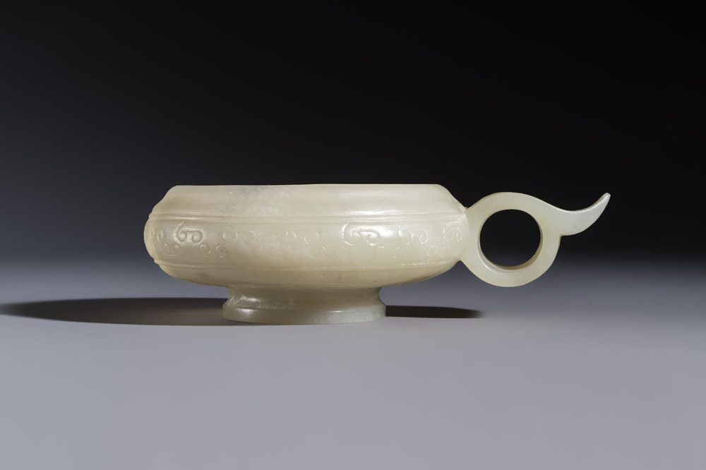 A Chinese archaistic celadon jade handled cup, 'Yi 匜', 17/18th C.