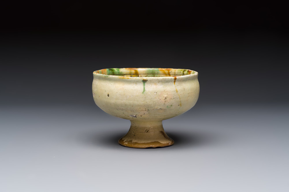 An Italian incised slipware footed bowl, 16/17th C.