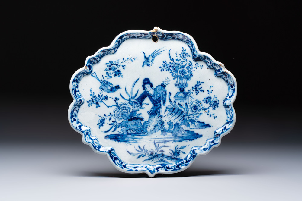 A blue and white Dutch Delft 'Chinoiserie' plaque with an elegant lady, 18th C.