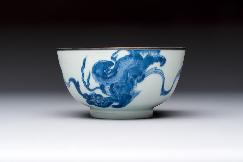 A Chinese blue and white 'Bleu de Hue' bowl with mythical beasts, Nguyen 阮 mark, 19th C.