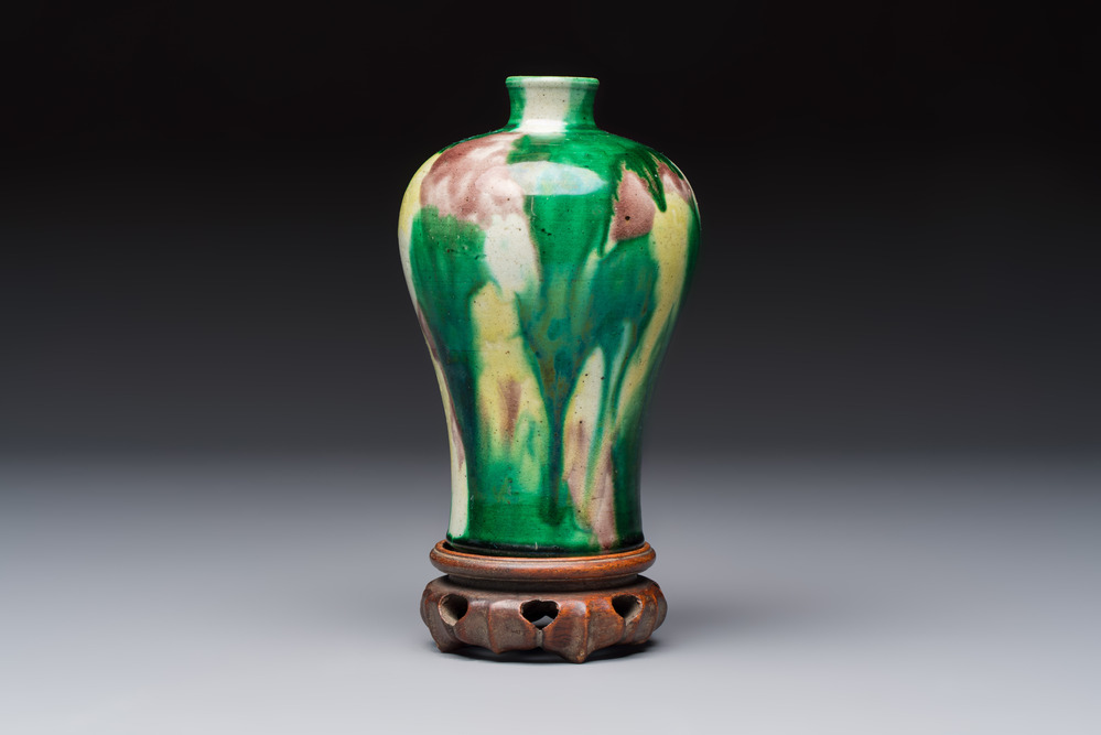 A Chinese sancai-glazed 'Meiping' vase on a wooden stand, 19th C.