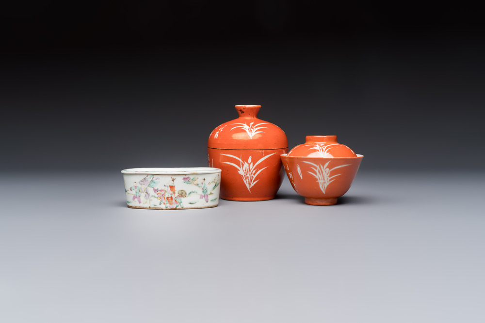 Two Chinese coral-red-ground covered bowls and a famille rose covered cricket box, Zhang Yihe 張義和 and Gong Hesheng 龔和盛 marks, 19th C.