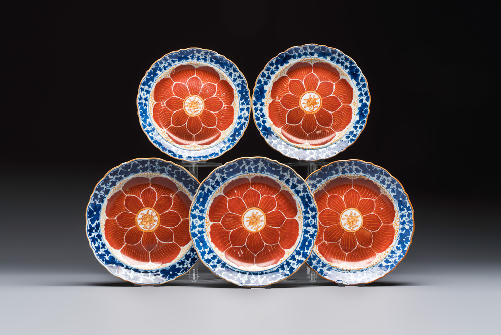 Five Chinese iron-red, blue and white plates with floral design, Qianlong/Jiaqing