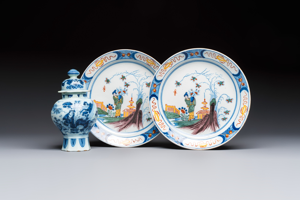 A blue and white Dutch Delft covered vase and two polychrome plates, 17/18th C.
