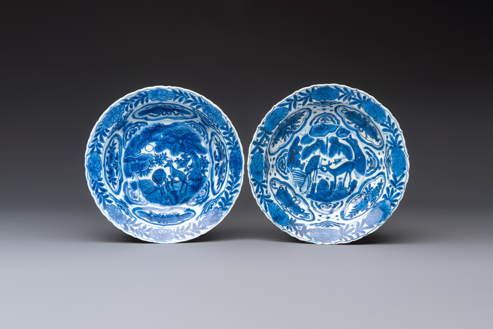 A pair of Chinese blue and white 'Klapmuts' bowls with deer design, Wanli