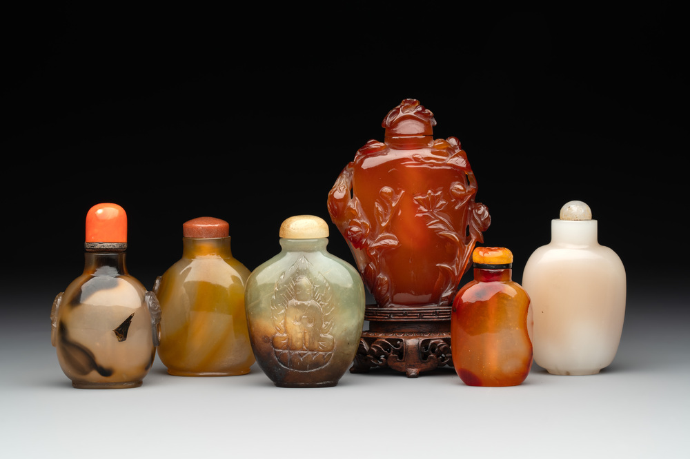 Six various Chinese agate, jade and glass snuff bottles, 19/20th C.