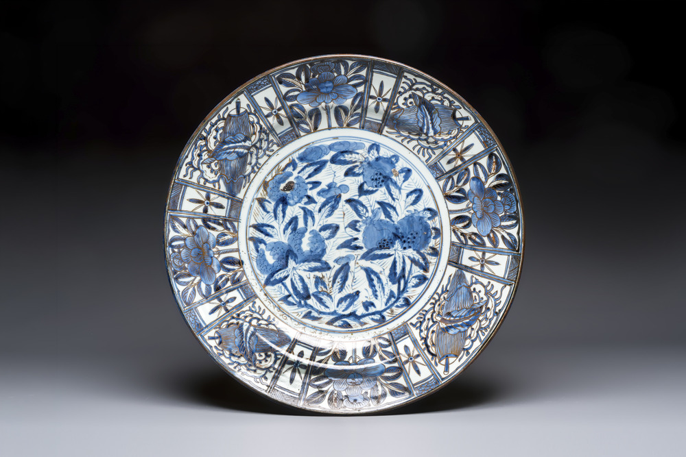 A massive Japanese Arita blue and white gilt-decorated dish with floral design, Edo, 17th C.