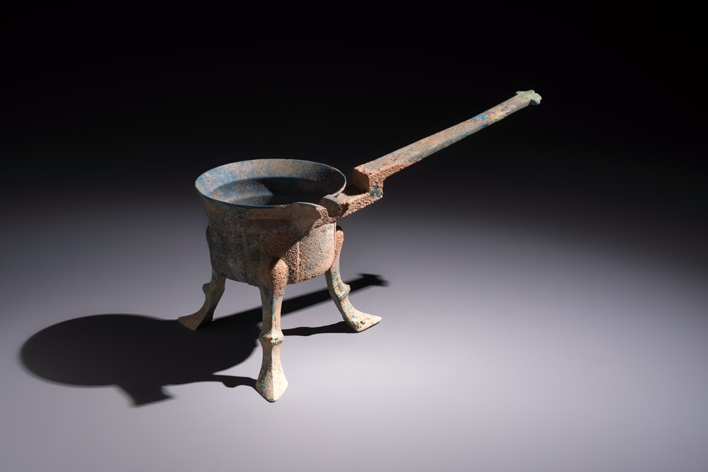 A Chinese archaic bronze food warming vessel, 'Jiao Dou 鐎斗', Han