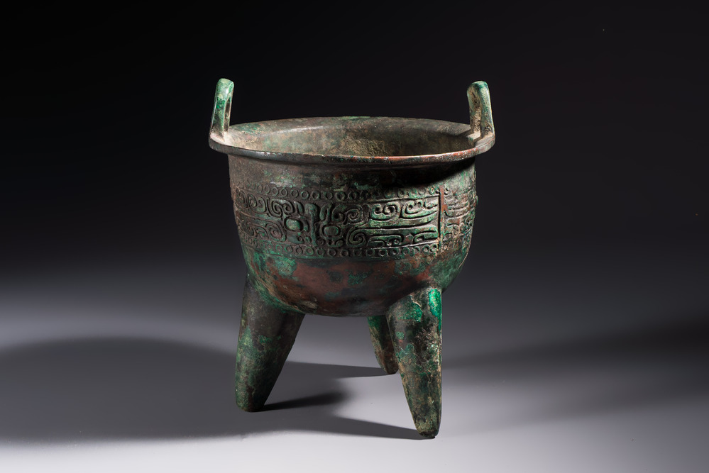A Chinese archaic bronze ritual tripod food vessel, 'Li 鬲', early Shang